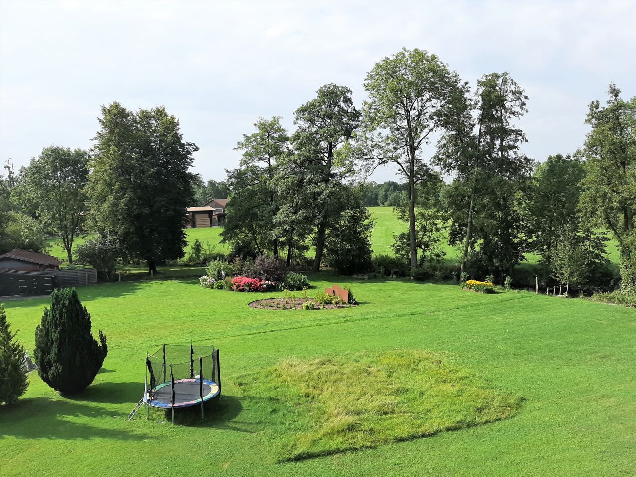 Schöne DG-Wohnung mit Blick ins Grüne  Schöne DG-Wohnung mit Blick ins Grüne