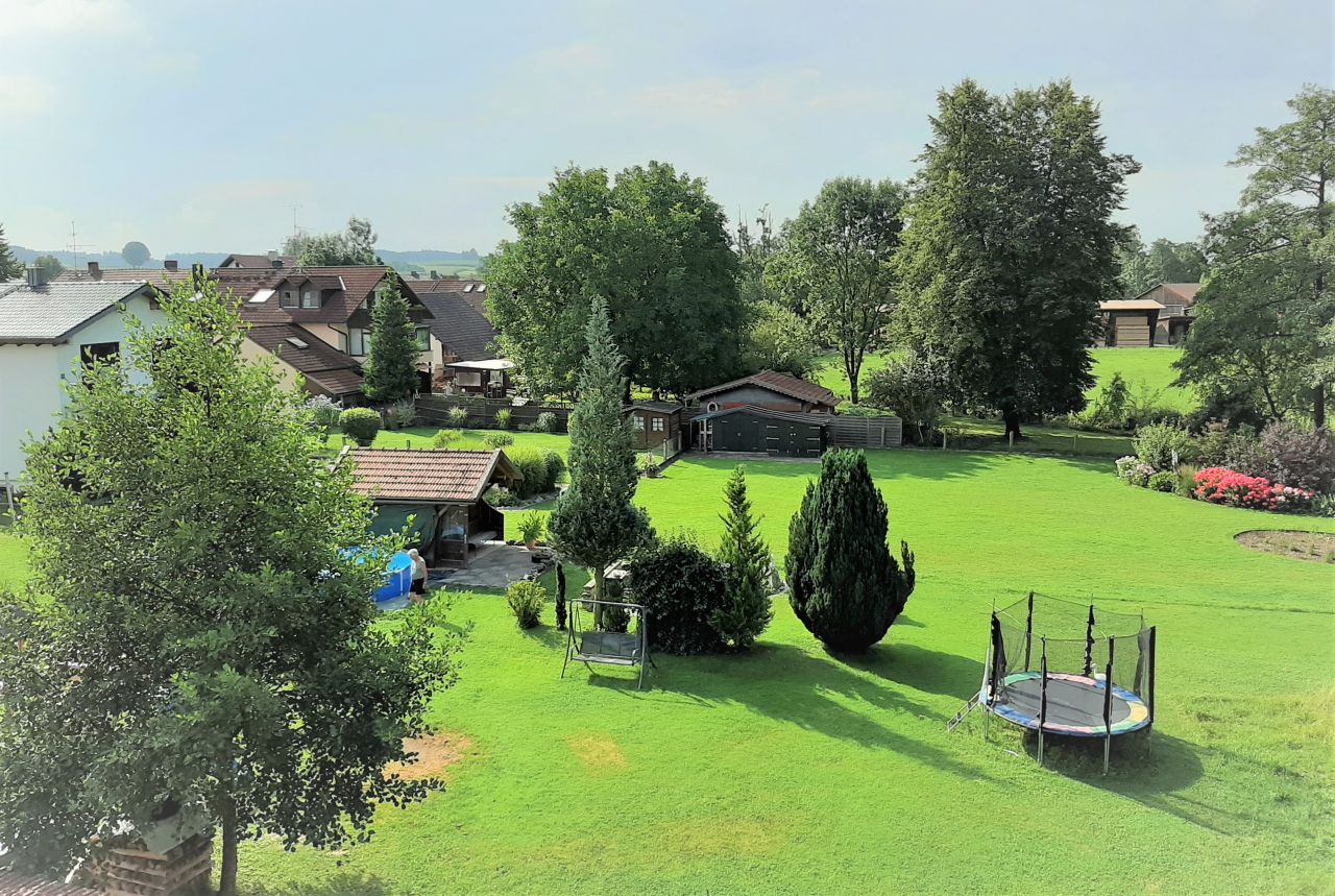 Gepflegte Dachgeschosswohnung mit Blick ins Grüne  Gepflegte Dachgeschosswohnung mit Blick ins Grüne