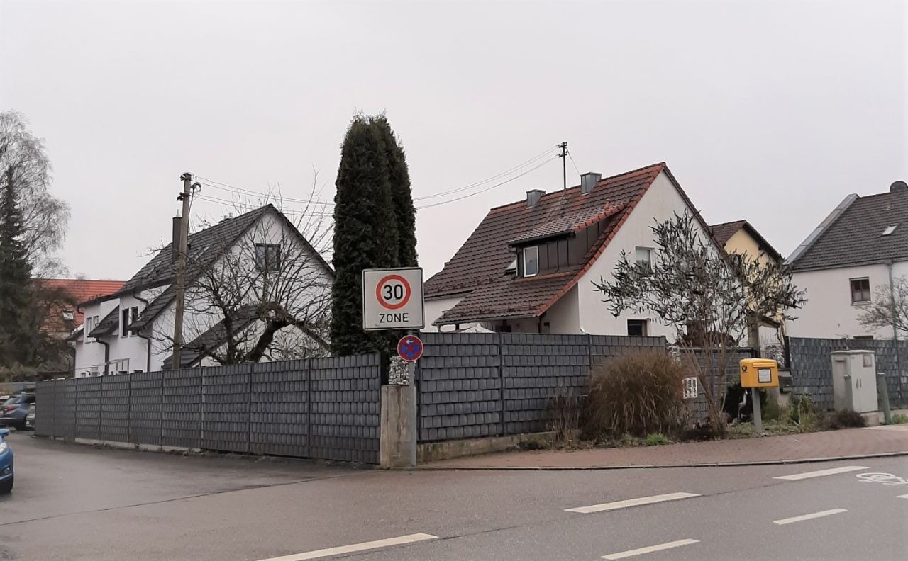 Grundstück mit Zweifamilienhaus  Grundstück mit Zweifamilienhaus