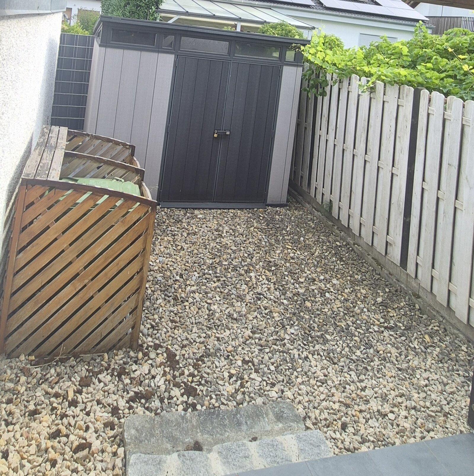 Geräte-Schuppen hinter Garage Geräte-Schuppen hinter Garage