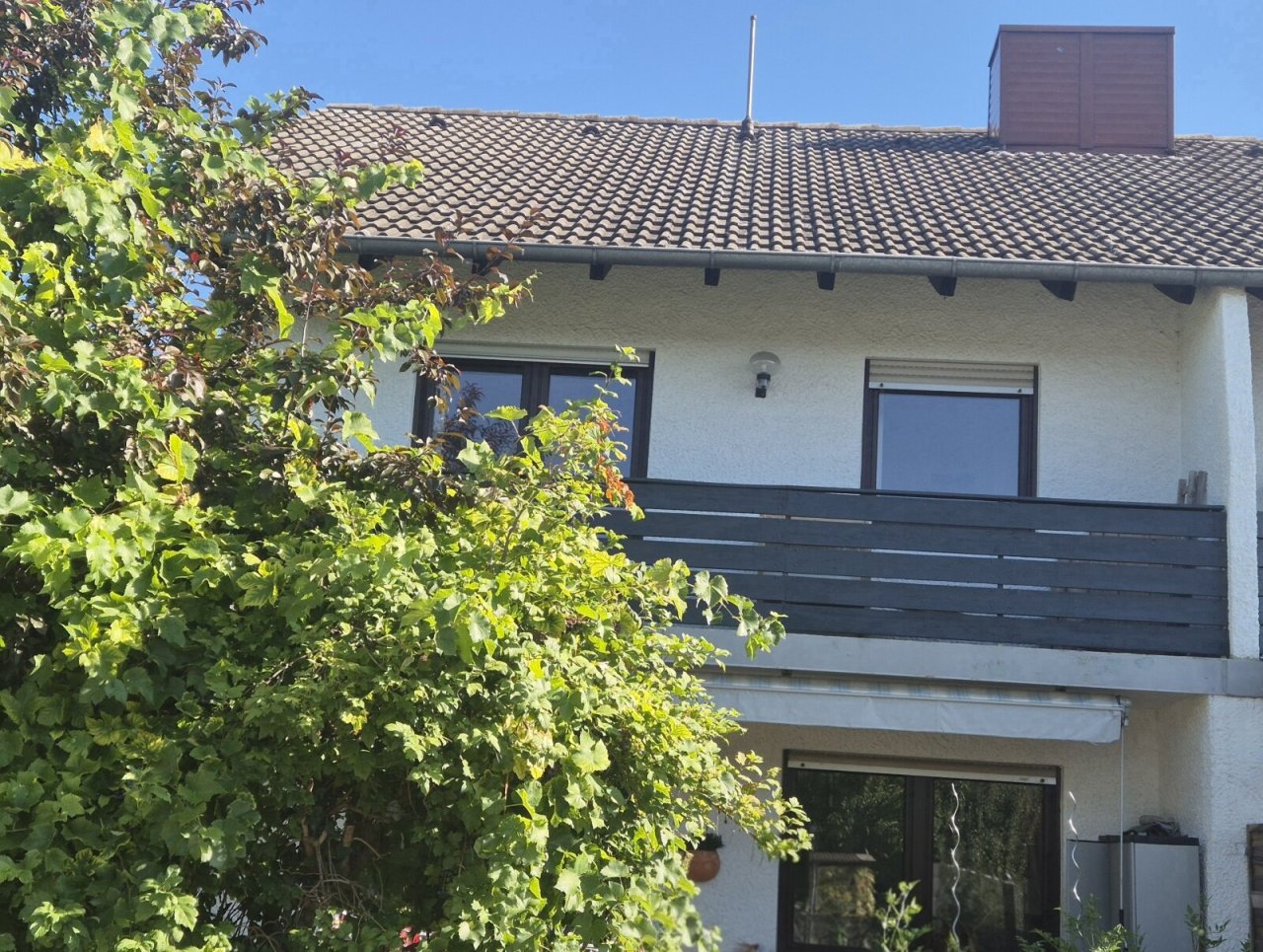 Hausansicht mit Balkon Hausansicht mit Balkon